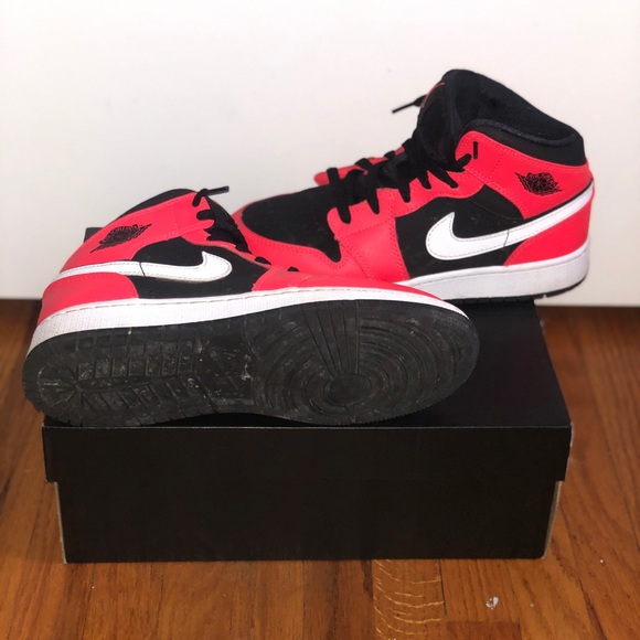 AIR JORDAN 1 MID❤️ - Picture 2 of 4